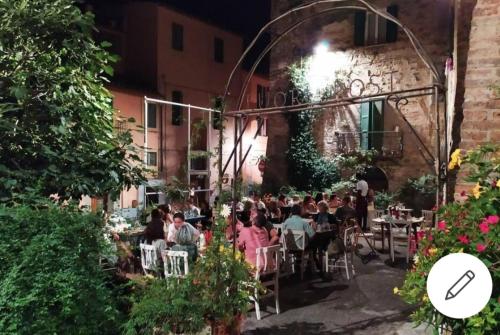 grupa ludzi siedzących przy stolikach w ogrodzie w obiekcie Centro Storico Perugia - Vista Su Assisi w mieście Perugia