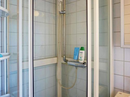 una ducha con cabezal de ducha en un baño en 6 person holiday home in ORNÖ-By Traum, en Ornö