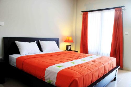Uma cama ou camas num quarto em Kenanga Inn