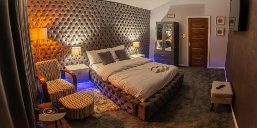 um quarto com uma cama grande e uma cadeira em Luxury Comfort 1 bedroom Suite em Birmingham