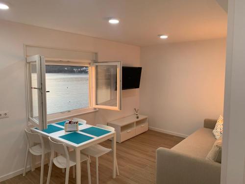ein kleines Wohnzimmer mit einem Tisch und einem Sofa in der Unterkunft O CUBERTO DE ROBERTA in O Pindo