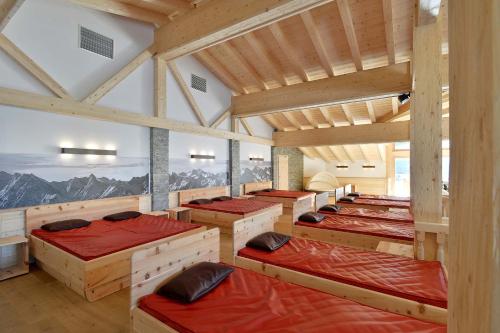 Postel nebo postele na pokoji v ubytování Mountainview Lodge - Chalet im Zillertal direkt am 5 Sterne Campingplatz Aufenfeld mit Hallenbad und Sauna