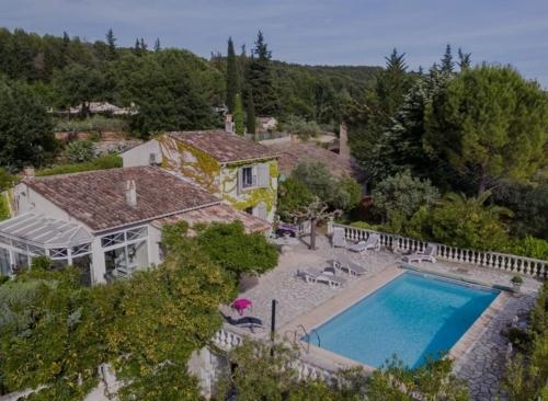 une vue aérienne d'une maison avec piscine dans l'établissement La Margotière, à Draguignan