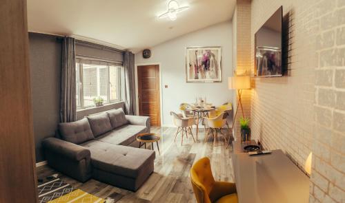 uma sala de estar com um sofá e uma mesa em Luxury Comfort 1 bedroom Suite em Birmingham