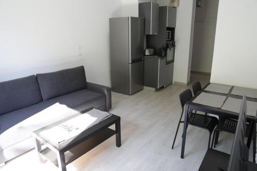 un salon avec un canapé et une table dans l'établissement grand appart proximité vieux port et gare, à Marseille