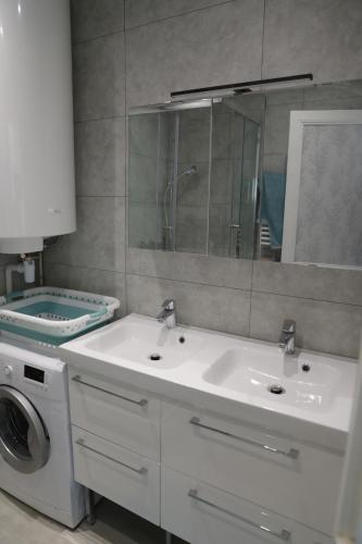 łazienka z umywalką i pralką w obiekcie grand appart proximité vieux port et gare w Marsylii