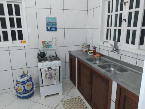 圣塞巴斯蒂安Sobrado Refúgio do Mar - Aconchego e Conforto perto das Praias的带水槽和炉灶的厨房