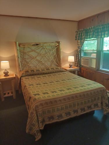 Ein Bett oder Betten in einem Zimmer der Unterkunft Adirondack Diamond Point Lodge