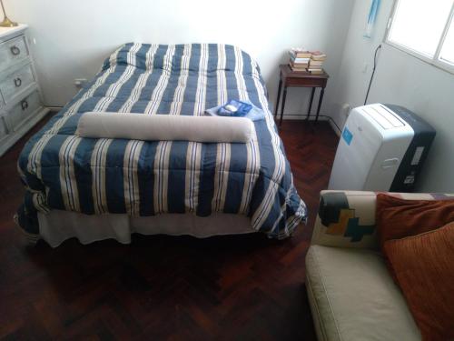 1 dormitorio con 1 cama y 1 sofá en Cozy studio in Palermo, Las Cañitas 300MB en Buenos Aires
