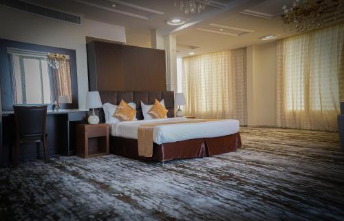 Un pat sau paturi într-o cameră la Al Jahwah hotel