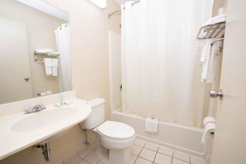 Ванная комната в Regency Inn & Suites DFW
