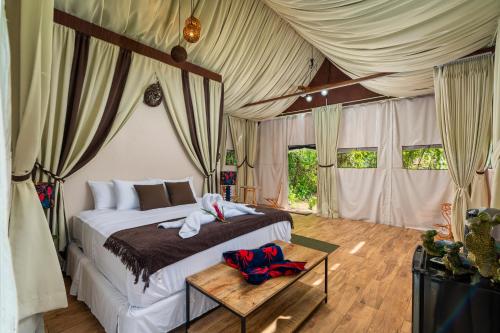um quarto com uma cama numa tenda em Drake Bay River View em Drake