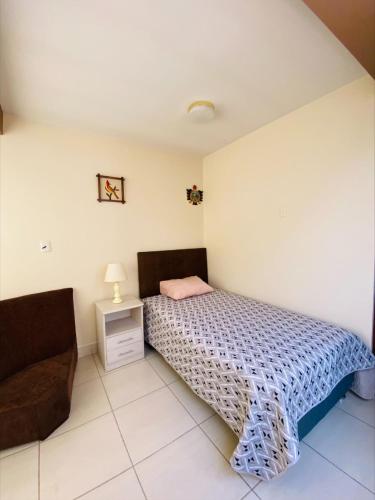 1 dormitorio con cama y sofá en Departamento Los Manantiales Cusco en Cusco