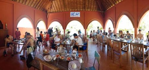 Εστιατόριο ή άλλο μέρος για φαγητό στο Yut's Inn Flower Paradise Gili Gede