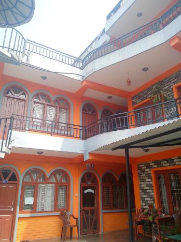 un edificio con pareti arancioni e un balcone di Paramount guest house a Pokhara