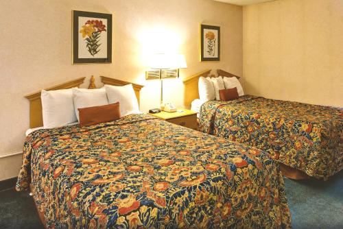 una habitación de hotel con 2 camas en una habitación en Key Inn Roseville, en Roseville