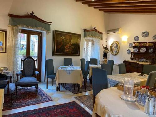 ein Wohnzimmer mit Tischen und Stühlen im Zimmer in der Unterkunft terrazze di montelusa in Agrigento