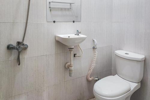 a bathroom with a toilet and a sink at RedDoorz at Tanakatto Homestay Waikabubak in Waikabubak