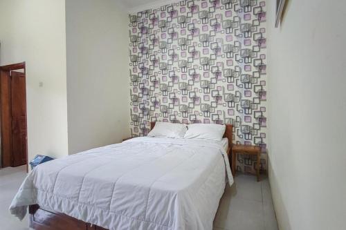 Katil atau katil-katil dalam bilik di RedDoorz at Tanakatto Homestay Waikabubak