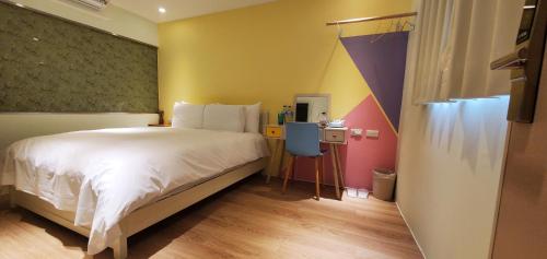 a bedroom with a large bed and a colorful wall at 小窩旅店-羅東夜巿店 in Luodong
