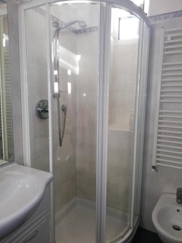 a bathroom with a shower and a sink at Monolocale con giardino e parcheggio privato CITRA zero zero ottanta trentuno LT 0281 in Imperia