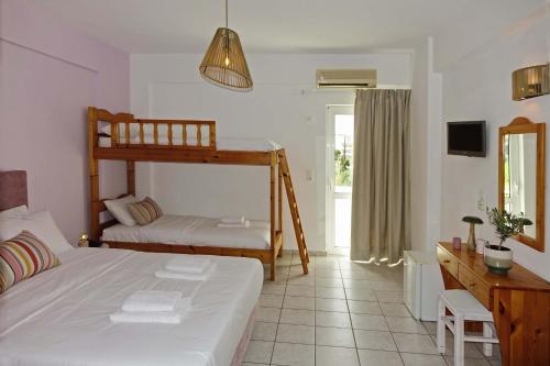 1 Schlafzimmer mit 2 Etagenbetten und einem Schreibtisch in der Unterkunft Elea Terra Hotel in Matala