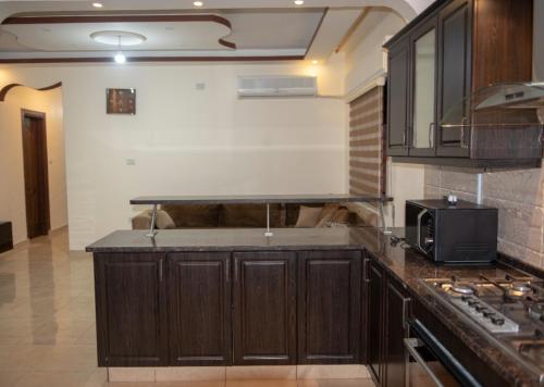Kuhinja oz. manjša kuhinja v nastanitvi شقة مفروشة فرش فاخر ٣ غرف نوم في طبربور عمان