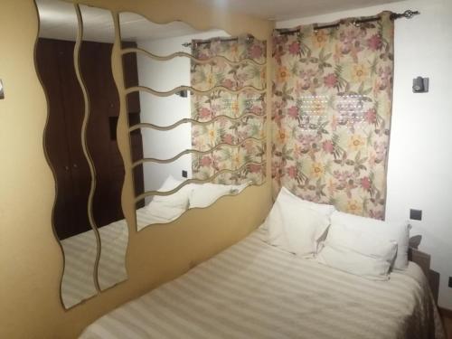 - une chambre avec un lit et une tête de lit dans l'établissement Olivais Metro 1, à Lisbonne