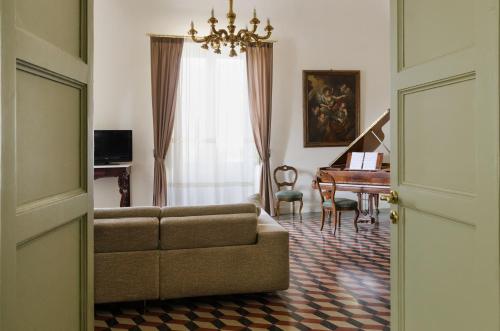 A television and/or entertainment centre at Don Giovanni Charme Apartment