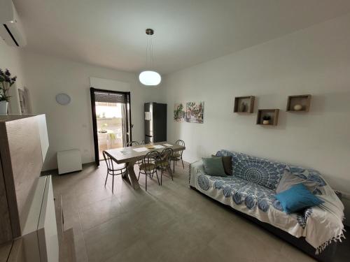 FRONTE PINETA MARE RIVABELLA في Rivabella: غرفة معيشة مع أريكة وطاولة