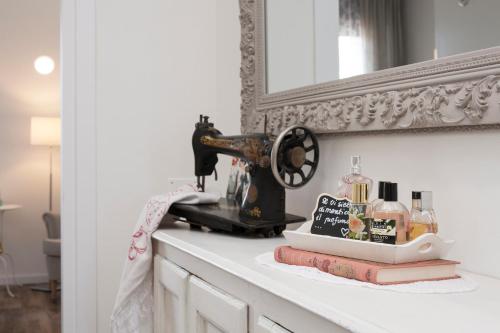 a sewing machine sitting on a counter in a room at Un sogno B&B in Marghera