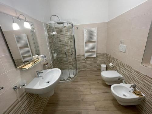 Bilik mandi di Faro Bianco Gallipoli - Suites & Apartments