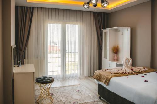 Un pat sau paturi într-o cameră la Sulduz Hotel Apart & SPA