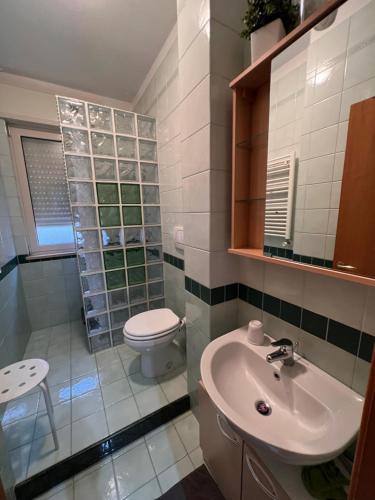 ein Bad mit einem WC und einem Waschbecken in der Unterkunft Appartamento Modugno centro (Bari) in Modugno