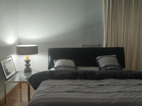 Säng eller sängar i ett rum på Grande apartamento, centro di Asti