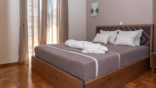 sypialnia z łóżkiem z białymi ręcznikami w obiekcie Αριστοτέλους Comfy Apt. w Salonikach