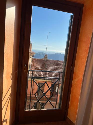 an open window with a view of a roof at Albergo Diffuso Locanda Specchio Di Diana in Nemi