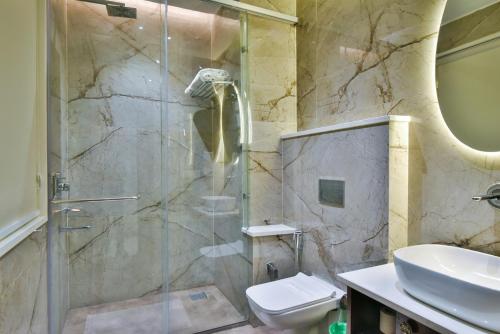 Kupatilo u objektu Hotel BR Grand With Nimo Club Amritsar -5 Mint From Golden Temple