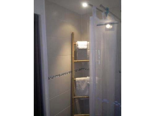 カルパントラにあるLazen B&Bのバスルーム(鏡付きシャワー、棚付)