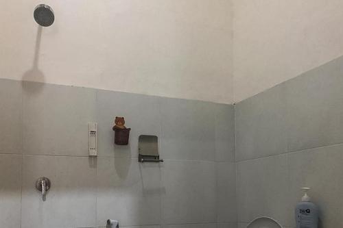 RedDoorz Syariah near Alun Alun Bima في بيما: حمام مع حوض ومرحاض في الغرفة