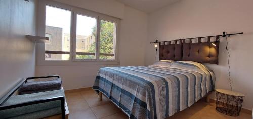 une chambre avec un lit et une fenêtre dans l'établissement Grand T3 Lumineux Spacieux Propre, tout confort, Parking, Ascenseur, Emplacement central unique, port-commerces-mer et plages à pied, Location du Samedi au Samedi, à Sanary-sur-Mer