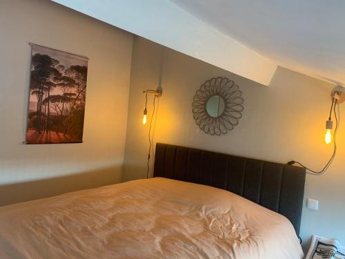 une chambre avec un lit et un miroir au mur dans l'établissement Fort-Mahon Plage : Superbe appartement vue mer, à Fort-Mahon-Plage