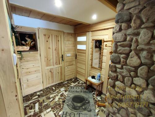 Habitación con pared de piedra y suelo de piedra. en U Obrochty, en Zakopane