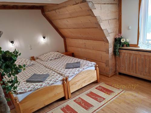 1 dormitorio con 1 cama en una habitación en U Obrochty, en Zakopane