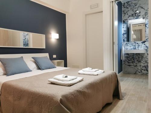 1 dormitorio con 2 toallas en una cama en MG CASA VACANZE FAVIGNANA en Favignana