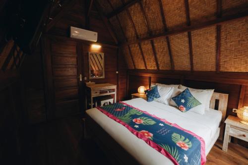 ein Schlafzimmer mit einem Bett in einem Zimmer in der Unterkunft Kubu Kak Dudung Villas in Jimbaran