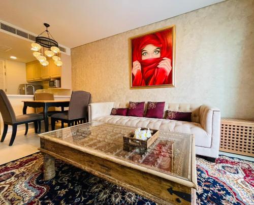 Una sala de estar con un sofá y un cuadro. en Baan Marakesh Hua Hin, en Hua Hin