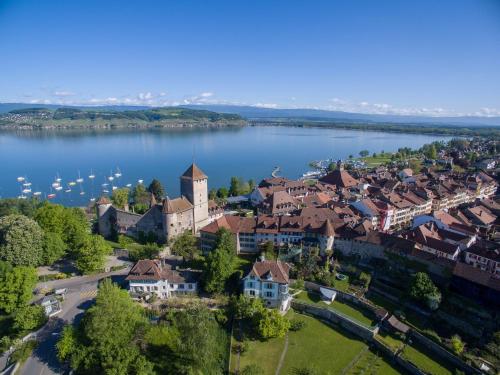 an aerial view of a town on a lake at Appartement de 3 pièces, dans la maison familial à Morat-Murten, Fribourg-CH in Murten