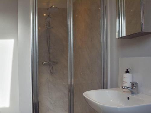 uma casa de banho com um chuveiro e um lavatório. em Rural 3 Bedroom house, Newport - The Lifeboat em Porchfield