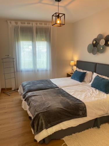 ein Schlafzimmer mit einem großen Bett in einem Zimmer in der Unterkunft Apartamentos - Casa El Ancla in Celorio
